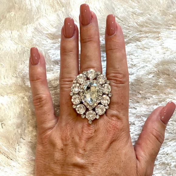 Jewelry - Rhinestone ring stretchable NWT